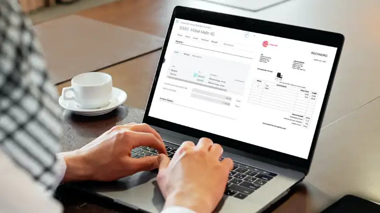 Laptop mit Hände, ForNAV auf dem Bildschirm